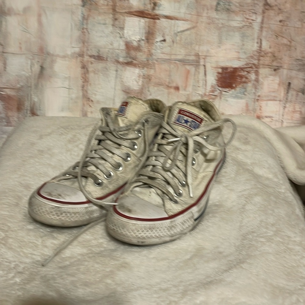 Women’s size 7 men’s 5 converse mid hi chucks. Used (obviously) White
